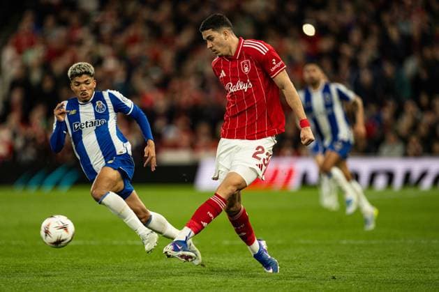 RECORD DATE NOT STATED 16th April 2026; The City Ground, Nottingham, England; UEFA Europa League Football, Nottingham Forest versus Porto; Jair Cunha of Nottingham Forest passes the ball under pressure from William Gomes of FC Porto GodfreyxPitt