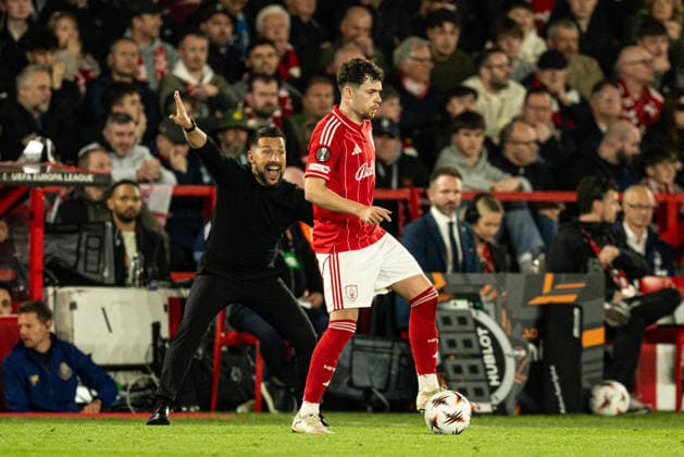 RECORD DATE NOT STATED 16th April 2026; The City Ground, Nottingham, England; UEFA Europa League Football, Nottingham Forest versus Porto; FC Porto Head Coach Francesco Farioli shouts instructions to his team as Neco Williams of Nottingham Forest takes the ball forward GodfreyxPitt