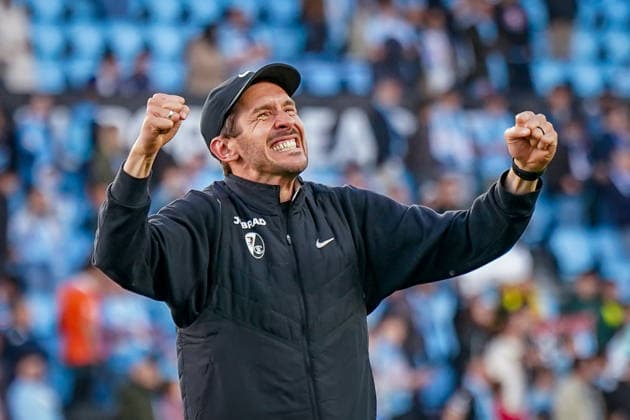 Spanien: Fussball UEFA Europa-League 2025 - 2026, Viertelfinale (Rückspiel) - Celta Vigo vs SC Freiburg - Balaidos (Vigo): Julian Schuster (SC Freiburg, Trainer) Geste, Gestik, Mimik, Gesichtsausdruck, Emotion *** Spain Football UEFA Europa League 2025 2026, quarter-final second leg Celta Vigo vs SC Freiburg Balaidos Vigo Julian Schuster SC Freiburg, coach gesture, gesture, facial expression, facial expression, emotion Copyright: xJOERANxSTEINSIEKx