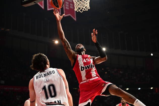 EuroLeague Basketball, Olympiacos Piraeus vs EA7 Emporio Armani Milan - Donta Hall, 45 of Olympiacos Piraeus in action during the Euroleague regular season basketball match between Olympiacos Piraeus and EA7 Emporio Armani Milan held at Peace and Friendship Stadium in Piraeus, Grecee, 16 April 2026. PIRAEUS Greece Copyright: xOnexInchxProductionsx 6935794