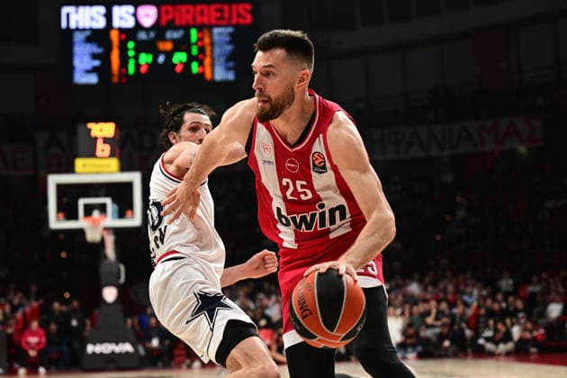 EuroLeague Basketball, Olympiacos Piraeus vs EA7 Emporio Armani Milan - Alec Peters, 25 of Olympiacos Piraeus in action during the Euroleague regular season basketball match between Olympiacos Piraeus and EA7 Emporio Armani Milan held at Peace and Friendship Stadium in Piraeus, Grecee, 16 April 2026. PIRAEUS Greece Copyright: xOnexInchxProductionsx 6935809