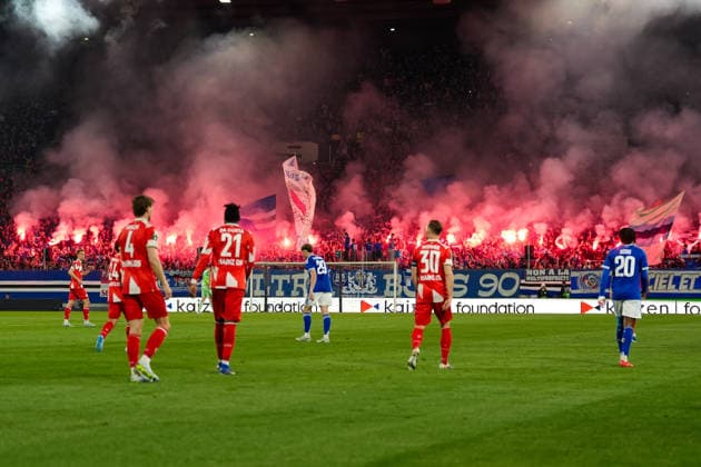 April 16, 2026, Strasbourg, France: Players from both teams watch as RC Strasbourg fans set off flares during the UEFA Conference League Quarterfinals match between Strasbourg and 1. FSV Mainz 05 on April 16, 2026, in Strasbourg, France. Strasbourg won, 4-0, and advances to the semifinals. UEFA Conference League 2026: RC Strasbourg 4:0 Mainz : Quarterfinals  - ZUMAc201 20260416_zap_c201_048 Copyright: xScottxColemanx
