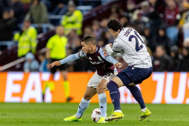 Aston Villa v Bologna, Europa League Aston Villa midfielder Emi Buendia (10) battles for possession during the Europa League match between Aston Villa and Bologna at Villa Park, Birmingham, UK on 16 April 2026. Birmingham Villa Park West Midlands UK Editorial use only , Copyright: xManjitxNarotrax PSI-24080-0120
