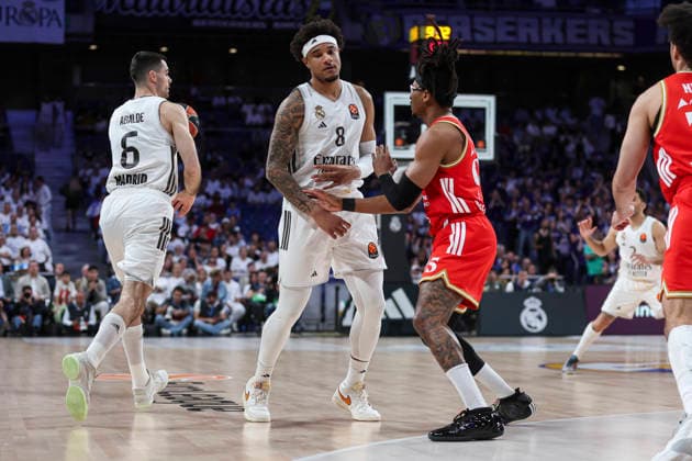 April 16, 2026, Madrid, Madrid, Spain: Chuma Okeke of Real Madrid and Chima Moneke of Crvena Zvezda Meridianbet Belgrade in action during the Turkish Airlines EuroLeague Regular Season Round 38 match between Real Madrid and Crvena Zvezda Meridianbet Belgrade at Movistar Arena on April 16, 2026, in Madrid, Spain. Real Madrid V Crvena Zvezda Meridianbet Belgrade - Turkish Airlines EuroLeague  - ZUMAa181 20260416_zaa_a181_214 Copyright: xIrinaxR.xHipolitox