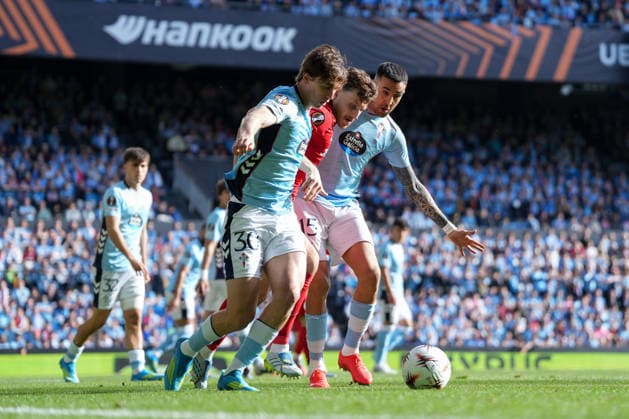 Spain, Football, UEFA Europa League, quarter-final, second leg, 2025 2026, RC Celta de Vigo vs SC Freiburg, 16 04 2026, Estadio Balaidos, Vigo, Fer Lopez Fer Lopez RC Celta de Vigo, 30 , Maximilian Eggestein SC Freiburg, 08 and Matias Vecino Falero Matias Vecino Falero RC Celta de Vigo, 15 in the battle for the ball Vigo Estadio Balaidos Galicia, Pontevedra Spain Copyright: xArnexAmbergx
