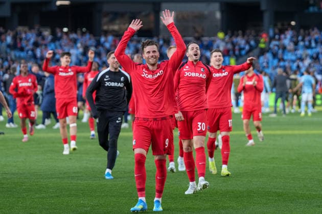Spain, Football, UEFA Europa League, quarter-final, second leg, 2025 2026, RC Celta de Vigo vs SC Freiburg, 16 04 2026, Estadio Balaidos, Vigo, cheers, emotions, the team celebrates reaching the semi-finals with the fans in the visitors block, Lucas Höler Lucas Hoeler SC Freiburg, 09 , Christian Günter Christian Guenter SC Freiburg, 30 , Lukas Kübler Lukas Kuebler SC Freiburg, 17 Vigo Estadio Balaidos Galicia, Pontevedra Spain Copyright: xArnexAmbergx