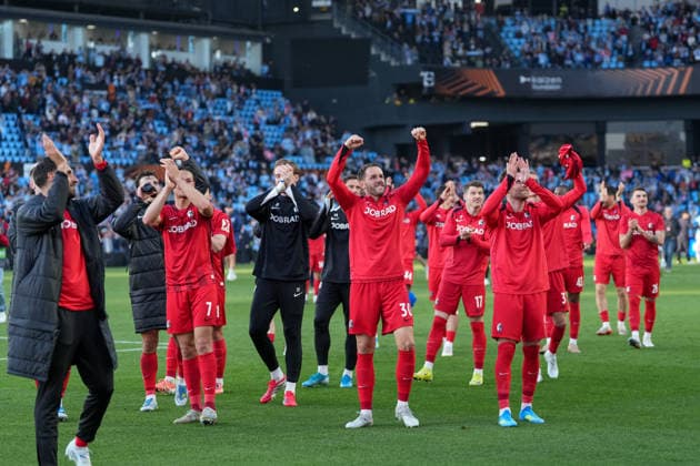 Spain, Football, UEFA Europa League, quarter-final, second leg, 2025 2026, RC Celta de Vigo vs SC Freiburg, 16 04 2026, Estadio Balaidos, Vigo, cheers, emotions, the team celebrates reaching the semi-finals with the fans in the visitors block, Vigo Estadio Balaidos Galicia, Pontevedra Spain Copyright: xArnexAmbergx