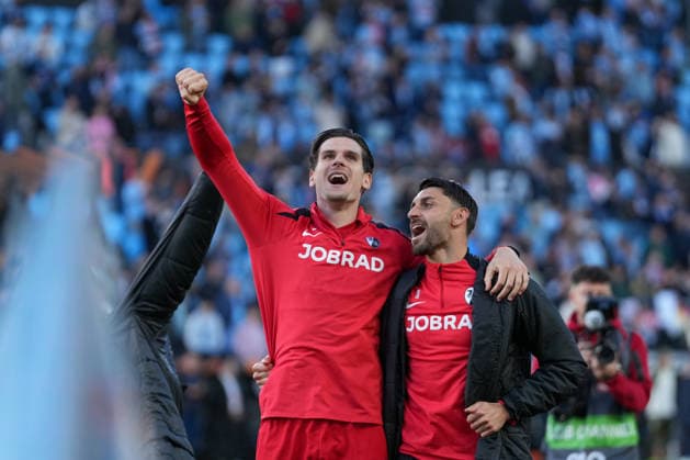 Spain, Football, UEFA Europa League, quarter-final, second leg, 2025 2026, RC Celta de Vigo vs SC Freiburg, 16 04 2026, Estadio Balaidos, Vigo, cheers, emotions, the team celebrates reaching the semi-finals with the fans in the visitors block, Igor Matanovic SC Freiburg, 31 Vincenzo Grifo SC Freiburg, 32 Vigo Estadio Balaidos Galicia, Pontevedra Spain Copyright: xArnexAmbergx