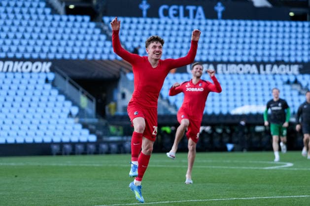 Spain, Football, UEFA Europa League, quarter-final, second leg, 2025 2026, RC Celta de Vigo vs SC Freiburg, 16 04 2026, Estadio Balaidos, Vigo, cheers, emotions, the team celebrates reaching the semi-finals with the fans in the visitors block, Philipp Treu SC Freiburg, 29 , Lucas Höler Lucas Hoeler SC Freiburg, 09 Vigo Estadio Balaidos Galicia, Pontevedra Spain Copyright: xArnexAmbergx