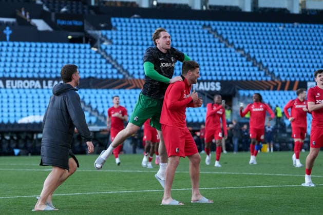 Spain, Football, UEFA Europa League, quarter-final, second leg, 2025 2026, RC Celta de Vigo vs SC Freiburg, 16 04 2026, Estadio Balaidos, Vigo, cheers, emotions, the team celebrates reaching the semi-finals with the fans in the visitors block, Florian Müller Florian Mueller SC Freiburg, 21 , Lucas Höler Lucas Hoeler SC Freiburg, 09 Vigo Estadio Balaidos Galicia, Pontevedra Spain Copyright: xArnexAmbergx