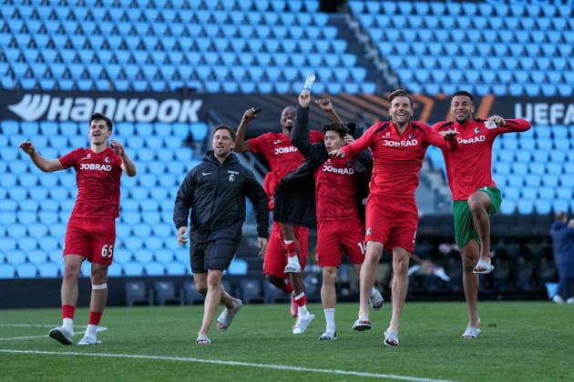 Spain, Football, UEFA Europa League, quarter-final, second leg, 2025 2026, RC Celta de Vigo vs SC Freiburg, 16 04 2026, Estadio Balaidos, Vigo, cheers, emotions, the team celebrates reaching the semi-finals with the fans in the visitors block, Vigo Estadio Balaidos Galicia, Pontevedra Spain Copyright: xArnexAmbergx