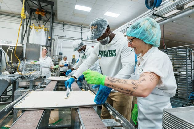 Green Bay Packers Tailgate Tour Visits Colony Brands in Monroe, Wisconsin Former Green Bay Packers wide receiver James Jones assists on the bakery production line as the Green Bay Packers Tailgate Tour visits Colony Brands Inc. in Monroe, Wisconsin, on April 16, 2026. The annual community outreach tour, featuring Packers executives, current players, and alumni, makes a special visit to help celebrate the Monroe-based company s 100th year in business. Monroe Wisconsin USA  Copyright: xRossxHarriedx originalFilename:harried-greenbay260416_npYjD.jpg
