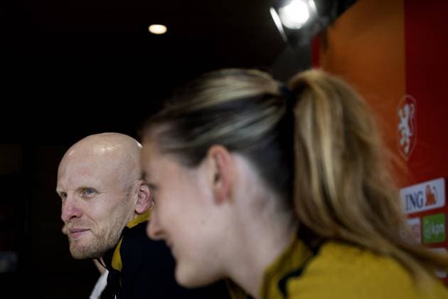ZEIST - National coach Arjan Veurink and Wieke Kaptein during a press conference, PK, Pressekonferenz in preparation for the World Cup qualifying match against France. OLAF KRAAK ANP xVIxANPxSportx xxANPxIVx 556006127 originalFilename: 556006127.jpg