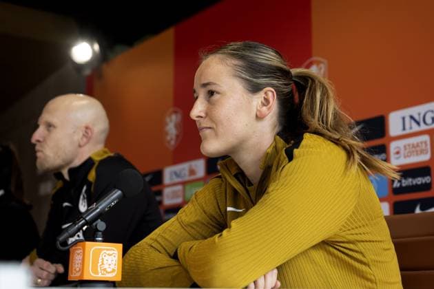 ZEIST - National coach Arjan Veurink and Wieke Kaptein during a press conference, PK, Pressekonferenz in preparation for the World Cup qualifying match against France. OLAF KRAAK ANP xVIxANPxSportx xxANPxIVx 556006129 originalFilename: 556006129.jpg