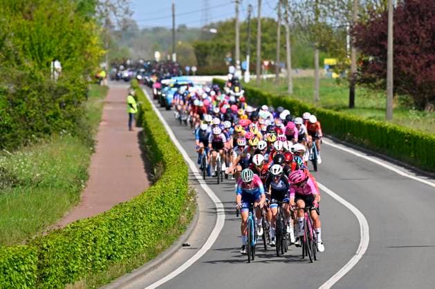Brabantse Pijl - Fleche Brabanconne Women 2026 Cycling Race OVERIJSE, BELGIUM - APRIL 17 : illustration picture peloton during the 11th edition of De Brabantse Pijl - La Fleche Brabanconne Women an UCI ProSeries 1.Pro one day cycling road race for Women Elite of 125 km with start in Lennik and finish in Overijse on April 17, 2026 in Overijse, Belgium, 17 04 2026 ( Motordriver Guy De Vuyst - Overijse Belgium  Copyright: xTomasxSiskx