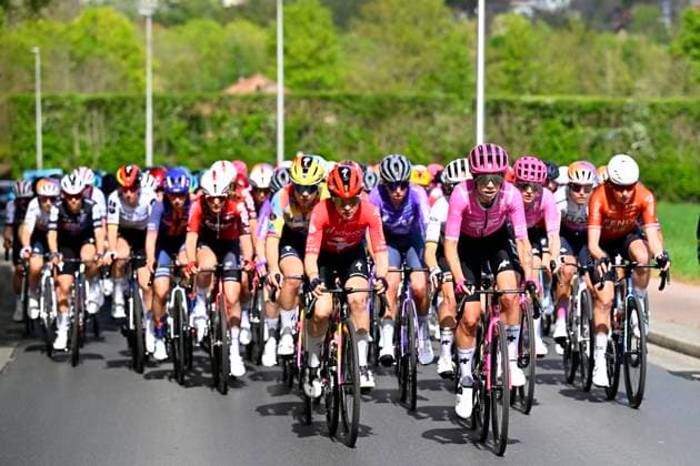 Brabantse Pijl - Fleche Brabanconne Women 2026 Cycling Race OVERIJSE, BELGIUM - APRIL 17 : illustration picture peloton during the 11th edition of De Brabantse Pijl - La Fleche Brabanconne Women an UCI ProSeries 1.Pro one day cycling road race for Women Elite of 125 km with start in Lennik and finish in Overijse on April 17, 2026 in Overijse, Belgium, 17 04 2026 ( Motordriver Guy De Vuyst - Overijse Belgium  Copyright: xTomasxSiskx