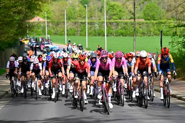 Brabantse Pijl - Fleche Brabanconne Women 2026 Cycling Race OVERIJSE, BELGIUM - APRIL 17 : illustration picture peloton during the 11th edition of De Brabantse Pijl - La Fleche Brabanconne Women an UCI ProSeries 1.Pro one day cycling road race for Women Elite of 125 km with start in Lennik and finish in Overijse on April 17, 2026 in Overijse, Belgium, 17 04 2026 ( Motordriver Guy De Vuyst - Overijse Belgium  Copyright: xTomasxSiskx