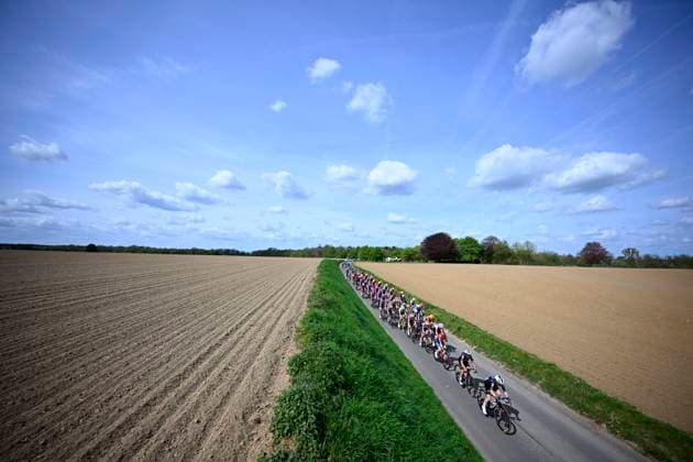 Brabantse Pijl - Fleche Brabanconne Women 2026 Cycling Race OVERIJSE, BELGIUM - APRIL 17 : illustration picture peloton during the 11th edition of De Brabantse Pijl - La Fleche Brabanconne Women an UCI ProSeries 1.Pro one day cycling road race for Women Elite of 125 km with start in Lennik and finish in Overijse on April 17, 2026 in Overijse, Belgium, 17 04 2026 ( Motordriver Guy De Vuyst - Overijse Belgium  Copyright: xTomasxSiskx