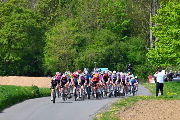 Brabantse Pijl - Fleche Brabanconne Women 2026 Cycling Race OVERIJSE, BELGIUM - APRIL 17 : illustration picture peloton during the 11th edition of De Brabantse Pijl - La Fleche Brabanconne Women an UCI ProSeries 1.Pro one day cycling road race for Women Elite of 125 km with start in Lennik and finish in Overijse on April 17, 2026 in Overijse, Belgium, 17 04 2026 ( Motordriver Guy De Vuyst - Overijse Belgium  Copyright: xTomasxSiskx
