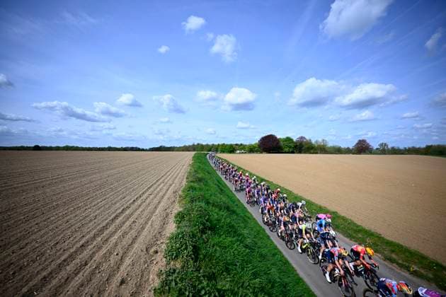 Brabantse Pijl - Fleche Brabanconne Women 2026 Cycling Race OVERIJSE, BELGIUM - APRIL 17 : illustration picture peloton during the 11th edition of De Brabantse Pijl - La Fleche Brabanconne Women an UCI ProSeries 1.Pro one day cycling road race for Women Elite of 125 km with start in Lennik and finish in Overijse on April 17, 2026 in Overijse, Belgium, 17 04 2026 ( Motordriver Guy De Vuyst - Overijse Belgium  Copyright: xTomasxSiskx