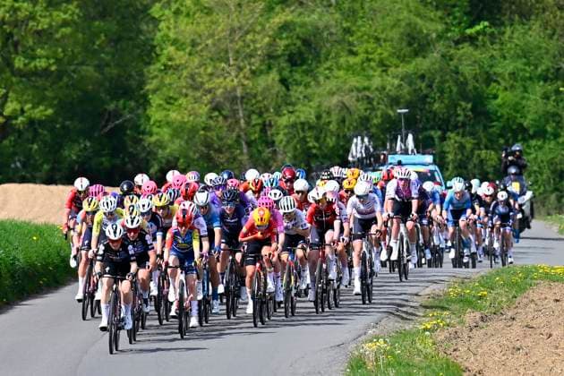 Brabantse Pijl - Fleche Brabanconne Women 2026 Cycling Race OVERIJSE, BELGIUM - APRIL 17 : illustration picture peloton during the 11th edition of De Brabantse Pijl - La Fleche Brabanconne Women an UCI ProSeries 1.Pro one day cycling road race for Women Elite of 125 km with start in Lennik and finish in Overijse on April 17, 2026 in Overijse, Belgium, 17 04 2026 ( Motordriver Guy De Vuyst - Overijse Belgium  Copyright: xTomasxSiskx