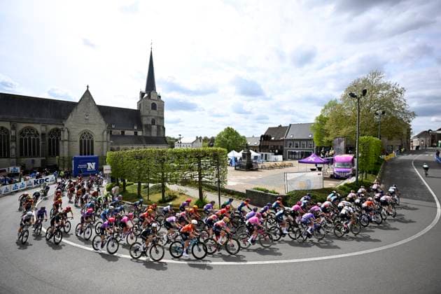 Brabantse Pijl - Fleche Brabanconne Women 2026 Cycling Race OVERIJSE, BELGIUM - APRIL 17 : illustration picture peloton during the 11th edition of De Brabantse Pijl - La Fleche Brabanconne Women an UCI ProSeries 1.Pro one day cycling road race for Women Elite of 125 km with start in Lennik and finish in Overijse on April 17, 2026 in Overijse, Belgium, 17 04 2026 ( Motordriver Guy De Vuyst - Overijse Belgium  Copyright: xTomasxSiskx