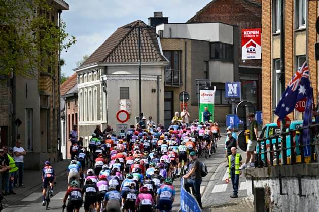 Brabantse Pijl - Fleche Brabanconne Women 2026 Cycling Race OVERIJSE, BELGIUM - APRIL 17 : illustration picture peloton during the 11th edition of De Brabantse Pijl - La Fleche Brabanconne Women an UCI ProSeries 1.Pro one day cycling road race for Women Elite of 125 km with start in Lennik and finish in Overijse on April 17, 2026 in Overijse, Belgium, 17 04 2026 ( Motordriver Guy De Vuyst - Overijse Belgium  Copyright: xTomasxSiskx