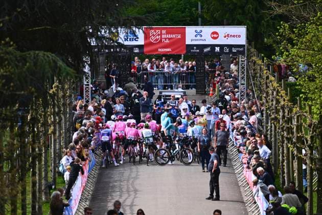 Brabantse Pijl - Fleche Brabanconne 2026 Cycling Race OVERIJSE, BELGIUM - APRIL 17 : illustration picture of the start during the 66th edition of De Brabantse Pijl - La Fleche Brabanconne an UCI ProSeries 1.Pro one day cycling road race for Men Elite of 162 km with start in Beersel and finish in Overijse on April 17, 2026 in Overijse, Belgium, 17 04 2026 ( Motordriver Kenny Verfaillie - Overijse Belgium  Copyright: xGvgx