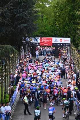 Brabantse Pijl - Fleche Brabanconne 2026 Cycling Race OVERIJSE, BELGIUM - APRIL 17 : illustration picture of the start during the 66th edition of De Brabantse Pijl - La Fleche Brabanconne an UCI ProSeries 1.Pro one day cycling road race for Men Elite of 162 km with start in Beersel and finish in Overijse on April 17, 2026 in Overijse, Belgium, 17 04 2026 ( Motordriver Kenny Verfaillie - Overijse Belgium  Copyright: xGvgx