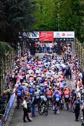 Brabantse Pijl - Fleche Brabanconne 2026 Cycling Race OVERIJSE, BELGIUM - APRIL 17 : illustration picture of the start during the 66th edition of De Brabantse Pijl - La Fleche Brabanconne an UCI ProSeries 1.Pro one day cycling road race for Men Elite of 162 km with start in Beersel and finish in Overijse on April 17, 2026 in Overijse, Belgium, 17 04 2026 ( Motordriver Kenny Verfaillie - Overijse Belgium  Copyright: xGvgx