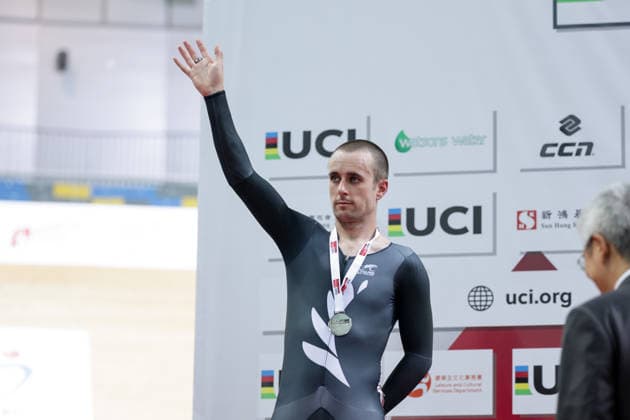 UCI Track World Cup: Hong Kong Picture by Alex Whitehead SWpix.com - 17 04 2026 - Cycling - UCI Track World Cup: Hong Kong - Hong Kong Velodrome, Tseung Kwan O, Hong Kong, China - Men™s Elimination Race - Podium - Thomas Sexton (New Zealand) receiving the Silver Medal Hong Kong Hong Kong Velodrome Hong Kong SAR, CHINA Copyright: x xSWpix.comx(t axPhotographyxHubxLtd)xAlexxWhitehead SWpix.comx SWP-3030-12692
