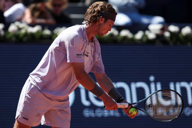 April 17, 2026, Barcelona, Barcelona, Spain: Andrey Rublev of Russia in action against Tomas Machac of Czech Republic during the Quarter-finals tennis match of the Barcelona Open Banc Sabadell - Conde Godo 2026 Day 7 at Real Club de Tenis Barcelona on April 17, 2026 in Barcelona, Spain. Barcelona Open Banc Sabadell - Conde Godo 2026 Day 7  - ZUMAa181 20260417_zaa_a181_112 Copyright: xJavierxBorregox