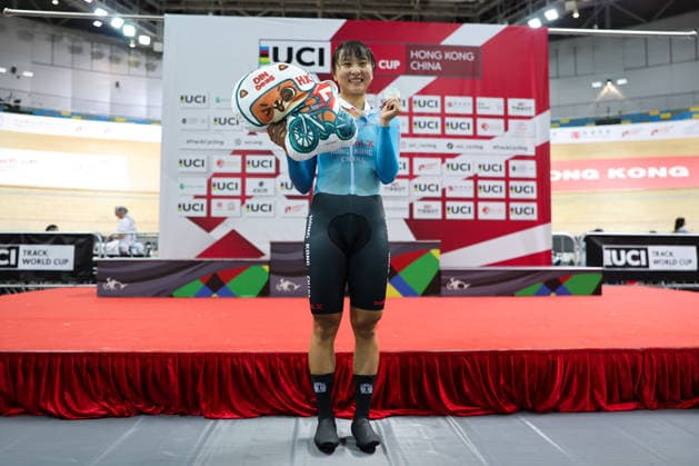 UCI Track World Cup: Hong Kong Picture by Alex Whitehead SWpix.com - 17 04 2026 - Cycling - UCI Track World Cup: Hong Kong - Hong Kong Velodrome, Tseung Kwan O, Hong Kong, China - Women™s Elimination Race - Podium - Sze Wing Lee (Hong Kong, China) receiving the Silver Medal Hong Kong Hong Kong Velodrome Hong Kong SAR, CHINA Copyright: x xSWpix.comx(t axPhotographyxHubxLtd)xAlexxWhitehead SWpix.comx SWP-3030-12742