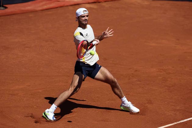 April 17, 2026, Barcelona, Barcelona, Spain: Tomas Machac of Czech Republic in action against Andrey Rublev of Russia during the Quarter-finals tennis match of the Barcelona Open Banc Sabadell - Conde Godo 2026 Day 7 at Real Club de Tenis Barcelona on April 17, 2026 in Barcelona, Spain. Barcelona Open Banc Sabadell - Conde Godo 2026 Day 7  - ZUMAa181 20260417_zaa_a181_103 Copyright: xJavierxBorregox