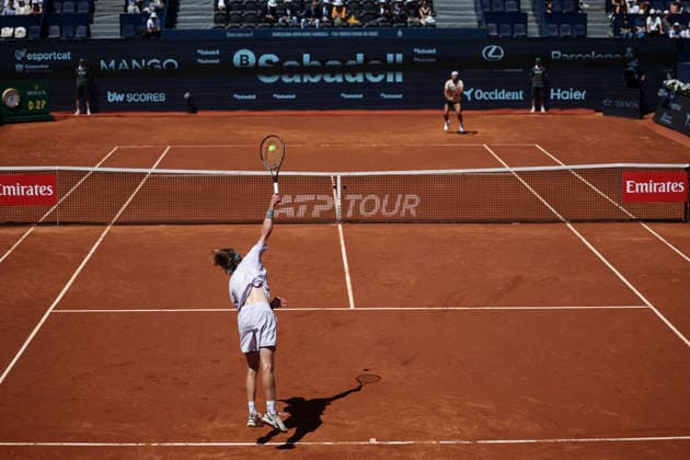 April 17, 2026, Barcelona, Barcelona, Spain: Andrey Rublev of Russia in action against Tomas Machac of Czech Republic during the Quarter-finals tennis match of the Barcelona Open Banc Sabadell - Conde Godo 2026 Day 7 at Real Club de Tenis Barcelona on April 17, 2026 in Barcelona, Spain. Barcelona Spain - ZUMAa181 20260417_zaa_a181_063 Copyright: xJavierxBorregox