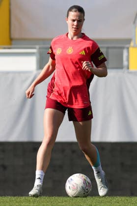 17 04 2026, xgrfx, Football DFB Media Dates, German Womens National Team Training v l Sarah Mattner Trembleau German Womens National Team DFL DFB REGULATIONS PROHIBIT ANY USE OF PHOTOGRAPHS as IMAGE SEQUENCES and or QUASI VIDEO Ried