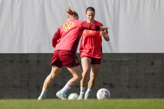17 04 2026, xgrfx, Football DFB Media Dates, German Womens National Team Training v l Jella Veit, Sarah Mattner Trembleau German Womens National Team DFL DFB REGULATIONS PROHIBIT ANY USE OF PHOTOGRAPHS as IMAGE SEQUENCES and or QUASI VIDEO Ried