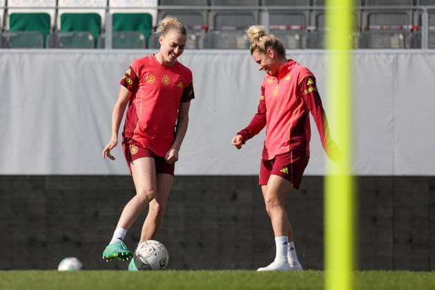 17 04 2026, xgrfx, Football DFB Media Dates, German Womens National Team Training v l Laura Freigang, Linda Dallmann German Womens National Team DFL DFB REGULATIONS PROHIBIT ANY USE OF PHOTOGRAPHS as IMAGE SEQUENCES and or QUASI VIDEO Ried