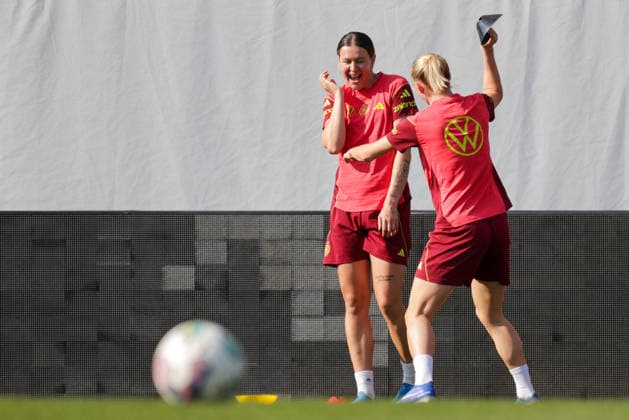 17 04 2026, xgrfx, Football DFB Media Dates, German Womens National Team Training v l Larissa Mülhaus, Lea Schüller German Womens National Team DFL DFB REGULATIONS PROHIBIT ANY USE OF PHOTOGRAPHS as IMAGE SEQUENCES and or QUASI VIDEO Ried