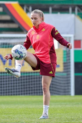 17 04 2026, xgrfx, Football DFB Media Dates, German Womens National Team Training v l Elisa Senß German Womens National Team DFL DFB REGULATIONS PROHIBIT ANY USE OF PHOTOGRAPHS as IMAGE SEQUENCES and or QUASI VIDEO Ried