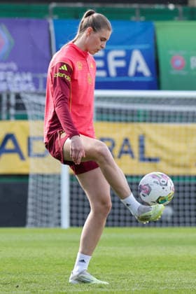 17 04 2026, xgrfx, Football DFB Media Dates, German Womens National Team Training v l Jule Brand German Womens National Team DFL DFB REGULATIONS PROHIBIT ANY USE OF PHOTOGRAPHS as IMAGE SEQUENCES and or QUASI VIDEO Ried