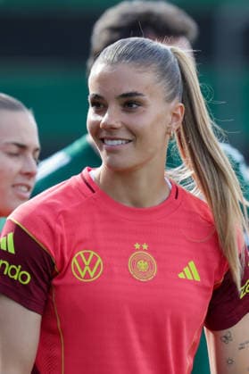 17 04 2026, xgrfx, Football DFB Media Dates, German Womens National Team Training v l Selina Cerci German Womens National Team DFL DFB REGULATIONS PROHIBIT ANY USE OF PHOTOGRAPHS as IMAGE SEQUENCES and or QUASI VIDEO Ried