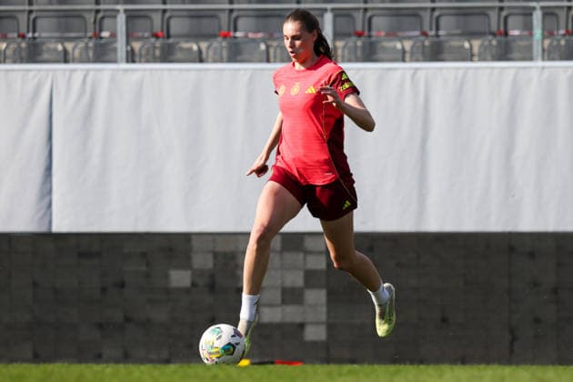17 04 2026, xgrfx, Football DFB Media Dates, German Womens National Team Training v l Jule Brand German Womens National Team DFL DFB REGULATIONS PROHIBIT ANY USE OF PHOTOGRAPHS as IMAGE SEQUENCES and or QUASI VIDEO Ried