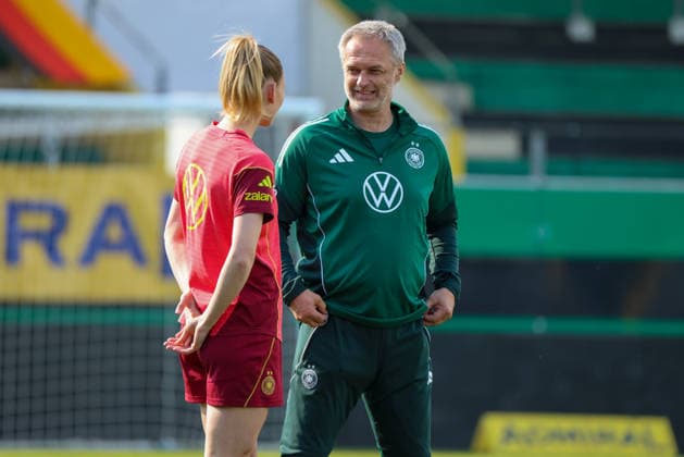 Ried im Innkreis, Austria 17 April 2026 Preparation for the womens World Cup qualifier Austria vs. Germany Final training In the picture from left Sarai Linder Germany and national coach Christian Wück Wueck Germany in conversation at the final training session Copyright: HMBxMedia MadeleinexFantini