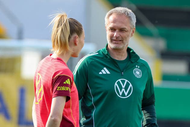 Ried im Innkreis, Austria 17 April 2026 Preparation for the womens World Cup qualifier Austria vs. Germany Final training In the picture from left Sarai Linder Germany and national coach Christian Wück Wueck Germany in conversation at the final training session Copyright: HMBxMedia MadeleinexFantini