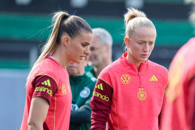 Ried im Innkreis, Austria 17 April 2026 Preparation for the womens World Cup qualifier Austria vs Germany Final training In the picture from left Selina Cerci Germany and Lea Schüller Schueller Germany Copyright: HMBxMedia MadeleinexFantini