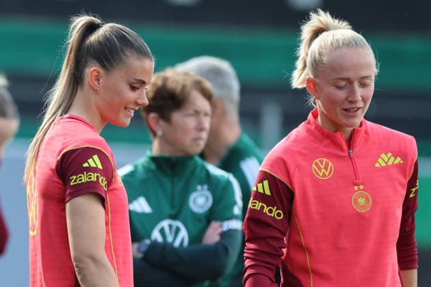 Ried im Innkreis, Austria 17 April 2026 Preparation for the womens World Cup qualifier Austria vs Germany Final training In the picture from left Selina Cerci Germany and Lea Schüller Schueller Germany Copyright: HMBxMedia MadeleinexFantini