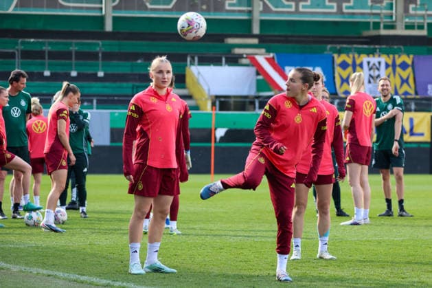Ried im Innkreis, Austria 17 April 2026 Preparation for the womens World Cup qualifier Austria vs Germany Final training In the picture from left Jella Veit Germany and Carlotta Wamser Germany Copyright: HMBxMedia MadeleinexFantini