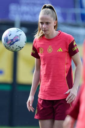 Ried im Innkreis, Austria 17 April 2026 Preparation for the womens World Cup qualifier Austria vs Germany Final training In the picture Vivien Endemann Germany Copyright: HMBxMedia MadeleinexFantini