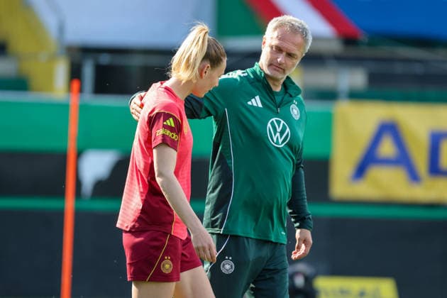 Ried im Innkreis, Austria 17 April 2026 Preparation for the womens World Cup qualifier Austria vs. Germany Final training In the picture from left Sarai Linder Germany and national coach Christian Wück Wueck Germany in conversation at the final training session Copyright: HMBxMedia MadeleinexFantini